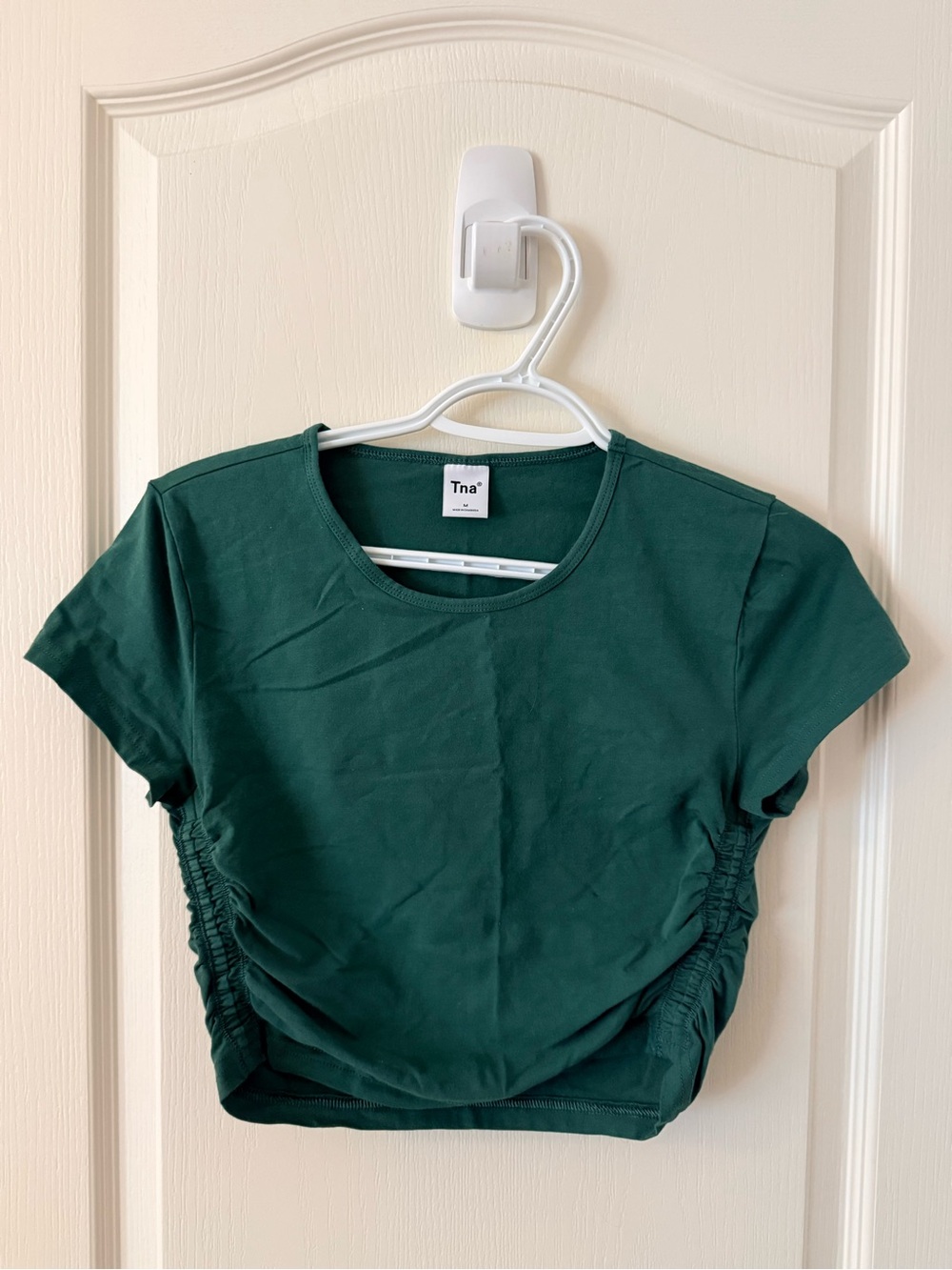 Aritzia TNA Women's Forest Green Ruched Side Crop Tee